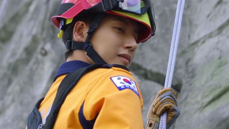 男神克服懼高症…為戲垂吊3層樓高