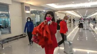 防疫也要一整套　白嘉莉穿一身紅返台