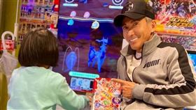 1.潘若迪犒賞女兒拉拉考試好成績，過年帶她到日本玩寶可夢遊戲機台。艾迪昇傳播提供

2.拉拉此次日本收集遊戲卡，收穫頗豐。艾迪昇傳播提供