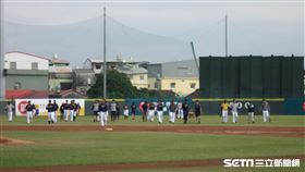 ▲中信兄弟春訓，結束後全體撿球。（圖／記者蕭保祥攝影）