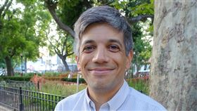 阿根廷導演拍台灣移民紀錄片  崇敬侯孝賢阿根廷導演羅德里格茲喜歡韓國、日本電影，更崇敬台灣導演侯孝賢1980年代電影及蔡明亮導演，他試著參考侯孝賢電影美學風格，拍攝台灣移民者紀錄片「阿里貝尼奧斯」（Arribenos）。中央社記者汪碧治布宜諾斯艾利斯攝　109年1月29日