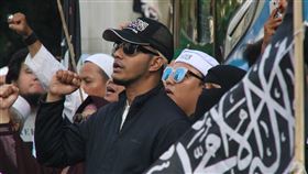 伊斯蘭防衛者陣線指控學者褻瀆宗教伊斯蘭防衛者陣線與「212運動」聯盟2019年12月在警察總部刑事警察局發起抗議，指控印尼大學講師艾德等3人褻瀆宗教，要求將他們逮補。中央社記者石秀娟雅加達攝  109年1月29日