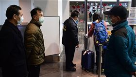 武漢肺炎　劉增應指示加強防疫中國武漢肺炎疫情持續升溫，連江縣長劉增應（左2）指示機場、碼頭盡快完成防疫動線規劃，加強消毒工作；非常時期，提醒軍民前往縣內各醫療院所等公共場所務必配戴口罩。（連江縣政府提供）中央社　109年1月24日