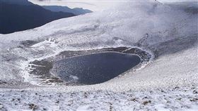 台東嘉明湖成雪白世界（1）台東嘉明湖國家步道於28日開始飄雪，自海拔2880公尺向陽山屋至嘉明湖3340公尺，步道自3.5公里處以上路段及山屋都被皚皚白雪覆蓋，形成一片銀白森林。（山友陳哲源提供）中央社台東傳真 109年1月29日