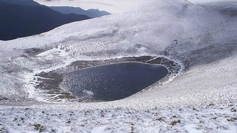 台東嘉明湖成雪白世界　山友堆雪人