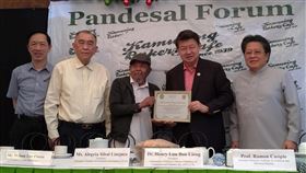 看好菲中關係 菲華商總會看淡美國能給什麼菲國華人商會組成的「菲華商聯總會」理事長林育慶（右2）說，菲國總統杜特蒂與中國友好，2020年兩國將維持緊密聯繫。圖為林育慶3日代表菲華商聯總會接受感謝狀。中央社記者陳妍君馬尼拉攝 109年1月29日