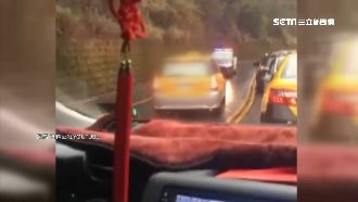 合歡山賞雪亂象　小黃插隊遇警車糗了