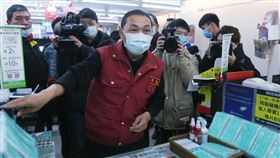 侯友宜走訪超商瞭解口罩販售新北市長侯友宜（前）29日走訪萊爾富超商門市，看到櫃台最明顯區位都有口罩各類防疫物資供應無虞，他呼籲不需要囤貨，避免造成市場恐慌。（新北市府提供）中央社記者黃旭昇新北傳真    109年1月29日