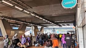 武漢肺炎當前  港人恐慌性搶購口罩中國大陸武漢新型肺炎令港人恐慌，連日來許多港人搶購防疫口罩，令口罩供不應求，圖為30日早上大批市民在一家連鎖分店外排隊購買。中央社記者張謙香港攝  109年1月30日