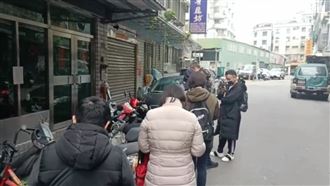 開工日口罩工廠還未開門　就湧現人潮