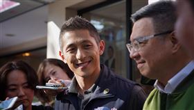 吳怡農卓榮泰接受媒體聯訪民進黨主席卓榮泰（右）25日在台北市松山區陪同民進黨立委參選人吳怡農（中）車隊掃街拜票，兩人在出發前接受媒體聯訪。中央社記者徐肇昌攝　108年12月25日