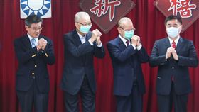 國民黨新春團拜（2）國民黨代理主席林榮德（左）30日在中央黨部主持新春團拜，前國民黨主席吳敦義（左2）、前國民黨副主席郝龍斌（右）等人拱手拜年，互道新年快樂。中央社記者謝佳璋攝  109年1月30日