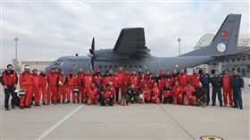 伊斯坦堡志工團體「搜救協會」表示，土耳其強震後接獲眾多台灣民眾留言鼓舞與捐款支持，「讓志工們邊讀邊落淚」。（圖取自twitter.com/AKUT_Dernegi）