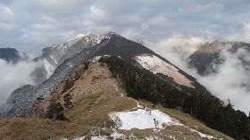 雪山積雪結成硬冰  山友應備妥雪攀裝