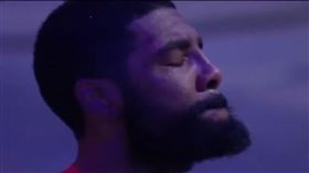 Kyrie Irving賽前哀悼Kobe落淚。（圖／翻攝自YouTube）