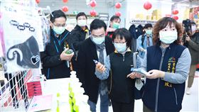 台中市政府組聯合小組稽查防疫物資為防範武漢肺炎，口罩等防疫物資的需求增加，台中市政府30日由經濟發展局、衛生局、法制局消保官及新聞局等組成跨局處聯合訪查小組，前進各大賣場稽查。（市府提供）中央社記者郝雪卿傳真  109年1月30日