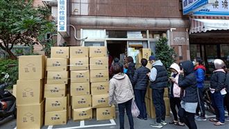 搶買口罩排出火氣　男鎖喉爆打記者