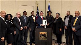 世界市長會議創辦人致贈決議文前非洲聯盟駐美代表奇宏伯利（右4）代表世界市長會議，將決議文致贈給中華民國駐邁阿密辦事處處長錢冠州（右5）。（駐邁阿密台北經濟文化辦事處提供）中央社記者江今葉華盛頓傳真  109年1月30日