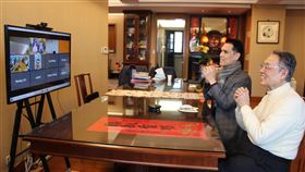 施振榮雲端拜年電腦品牌廠宏碁集團創辦人施振榮（右）和長子施宣輝（左）30日使用宏碁自建雲與雲端視訊會議系統商Zooom合作開發的視訊會議軟體，與媒體進行新春開工交流。（施振榮辦公室提供）中央社記者吳家豪傳真  109年1月30日