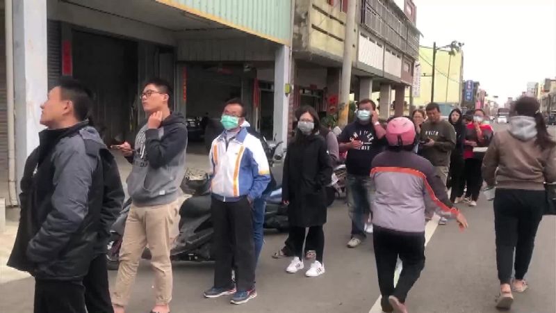 彰化口罩廠大排隊　衝日產30萬片