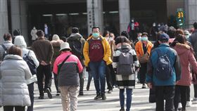 防武漢肺炎  出入醫院戴口罩（2）武漢肺炎疫情延燒，台大醫院比照SARS期間防疫措施，重啟位於西址院區獨棟「疫病門診」，多數民眾在東址大樓外也都配戴口罩。中央社記者吳家昇攝  109年1月30日