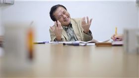 非典型外交  朱敬一回顧駐WTO二利二弊去年9月卸下駐WTO代表團常任代表一職的朱敬一，以「非典型」外交，為台灣在WTO開創新局面。回顧外交第一線的3年時光，他用「二利二弊」做了註腳，深刻感受到台灣國際處境艱難。中央社記者裴禛攝  109年1月30日