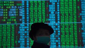 台股開盤跌（1）台北股市30日開盤跌185.48點，加權股價指數為11933.23點，成交金額新台幣120.82億元。中央社記者王飛華攝  109年1月30日