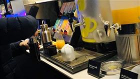 團員用保溫瓶在飲料區裝滿果汁。（圖／翻攝自爆怨公社FB）