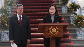 蔡總統針對武漢肺炎防疫發表談話武漢肺炎疫情持續延燒，總統蔡英文（右）30日在總統府敞廳發表談話，強調將嚴查囤積口罩等相關情事，並提醒國人做好防疫工作。左為副總統陳建仁。中央社記者吳家昇攝  109年1月30日