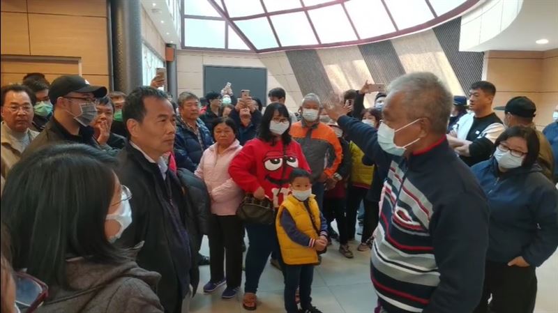 「一開張就售罄」　百人買嘸口罩報警