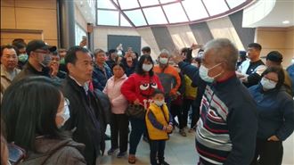 「一開張就售罄」　百人買嘸口罩報警