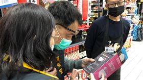新竹縣府聯合稽查口罩通路商因應武漢肺炎疫情，新竹縣政府相關單位組成聯合稽查小組，30日針對各通路一般外科用口罩銷售情形進行稽查，多間店家口罩已賣完，僅部分還有存貨，經查未發現哄抬物價情事。（新竹縣政府提供）中央社記者魯鋼駿傳真　109年1月30日