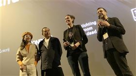 那個我最親愛的陌生人　荷蘭鹿特丹影展首映導演張作驥（左2）執導電影「那個我最親愛的陌生人」入選2020鹿特丹影展「大銀幕競賽」，全片29日在影展首映，張作驥率女主角李夢（左）出席映後座談。（海鵬影業提供）中央社記者趙靜瑜傳真　109年1月30日