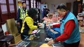 台南善化慶安宮香油錢託警保管台南善化慶安宮春節年假信徒捐添近新台幣600萬元香油錢，但因無法存入銀行，請警方代管，讓派出所槍櫃成了小金庫，直到30日開工，才送回廟方清點。（台南市警局提供）中央社記者張榮祥台南傳真  109年1月30日