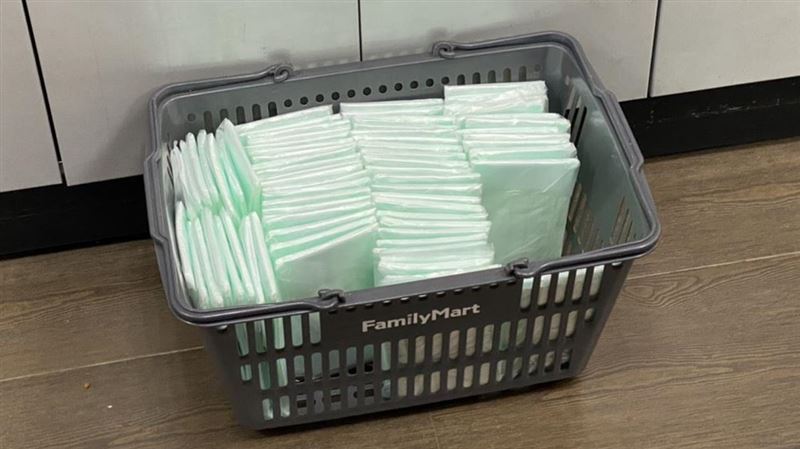 心疼女兒太忙…老伯窩超商角落分口罩