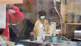 大叔西門町炫耀「封城前返台」　沒戴口罩狂噴食材（圖／翻攝自謝立聖插畫臉書）