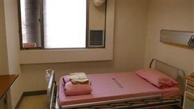 武漢肺炎國內累計病例達9例，有近2000多人被迫居家檢疫或隔離14天，如何請假成了一大問題。圖為新北市立聯合醫院三重院區負壓隔離病房。（新北市衛生局提供）中央社