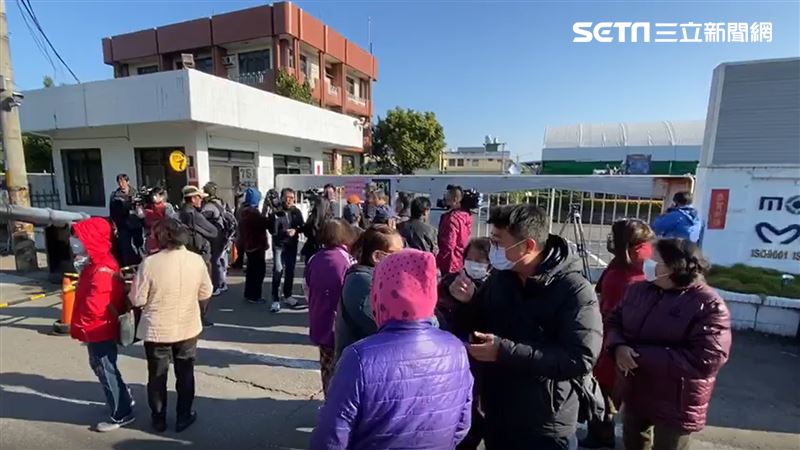 口罩全交中央調度　排隊民眾買嘸淚崩