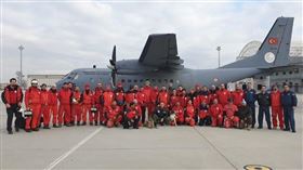 伊斯坦堡志工團體「搜救協會」表示，土耳其強震後接獲眾多台灣民眾留言鼓舞與捐款支持，「讓志工們邊讀邊落淚」。（圖取自twitter.com/AKUT_Dernegi）