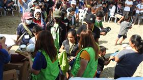 ★菲國台商合捐200萬元物資 援助塔爾火山災民菲律賓台商總會聯合中華民國駐菲代表處和KOTEN公司，30日前往甲美地省捐贈價值約350萬披索（約新台幣208萬元）的物資，給受塔爾火山噴發影響的災民。中央社記者陳妍君甲美地省攝 109年1月30日