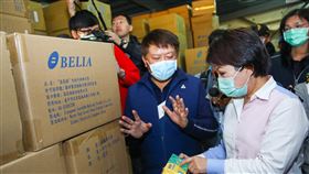盧秀燕訪查口罩倉儲物流公司武漢肺炎疫情嚴峻，為了解當前市面上口罩存貨、銷售狀況，台中市長盧秀燕（前右）30日親自前往口罩倉儲物流公司實地訪查，聽取業者說明供貨情形。中央社記者郝雪卿攝　109年1月30日
