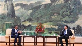 中國國家主席習近平（右）在會見世界衛生組織（WHO）秘書長時強調，他在這波新型冠狀病毒防疫工作「一直親自指揮、親自部署」。（圖取自twitter.com/WHO）