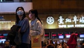 社群平台臉書（Facebook）宣布與美國哈佛大學公共衛生學院和台灣國立清華大學合作，透過大數據追蹤研究武漢肺炎疫情及其區域性影響。圖為民眾在公共場合戴口罩。（中央社檔案照片）