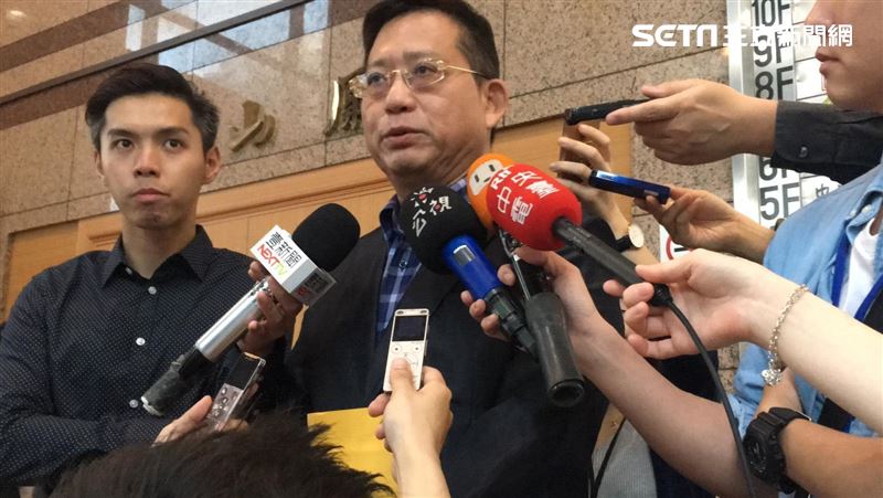 幫郝領表　他曝江啟臣年紀暗酸不小了