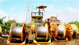 台電再募新血826名  首次招考重車駕駛台電25日公告「108年度新進僱用人員甄試簡章」，共招考826名僱員，在5月8日至5月21日受理報名，更首度新增重車駕駛及機械操作類。（台電提供）中央社記者蔡芃敏傳真　108年4月25日