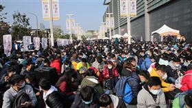 台北國際動漫節登場（2）台北國際動漫節31日在南港展覽館熱鬧登場，上午已有大批動漫迷在場外等待入場，甚至有民眾前一天就在現場排隊。中央社記者鄭傑文攝　109年1月31日