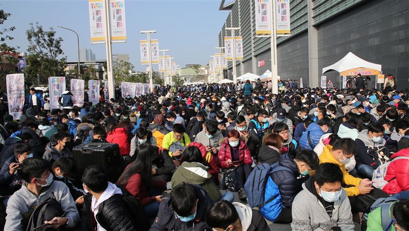 台北國際動漫節　民眾排隊量體溫進場