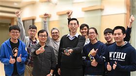 清華大學研發仿視神經AI晶片國立清華大學電機系教授鄭桂忠（前右3）、生命科學系教授羅中泉（前左2）率領團隊研發仿生物視覺神經的AI晶片，讓無人機模仿果蠅，自動閃避障礙物飛行。（清華大學提供）中央社記者魯鋼駿傳真　109年1月31日
