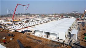 因應疫情  武漢搶建千床醫院因應2019新型冠狀病毒感染的肺炎疫情，武漢擬用約一星期時間建造兩座各能容納約1000張床位的醫院，分別是「火神山」醫院和「雷神山」醫院。圖為30日中午完成進度40%的雷神山醫院。（中新社提供）中央社  109年1月31日