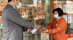 房仲進店面前要先量體溫併用酒精消毒。（圖／台灣房屋提供）